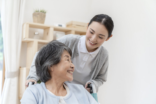 会話する高齢者と介護士のイメージ